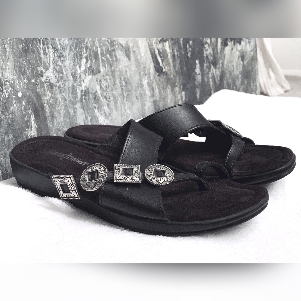 Minnetonka leather toe loop sandal w/silver detail